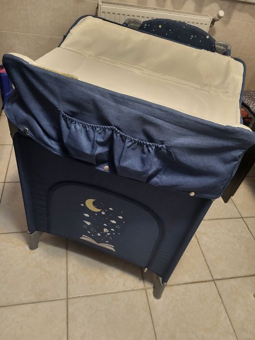 Pat bebelus si masa de schimbat