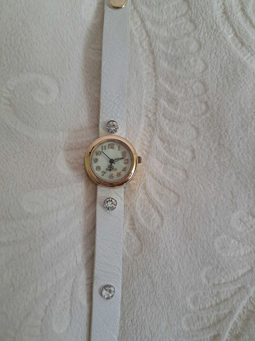 Дамски часовник тип гривна