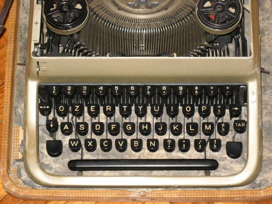Masina de scris vintage Everest