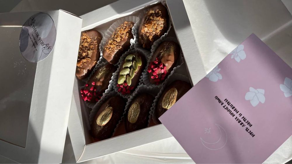 клубника, финики в шоколаде