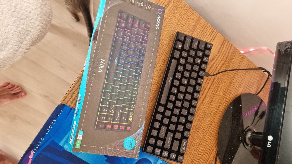 Vând tastatura Aqirys cu cutie cu tot