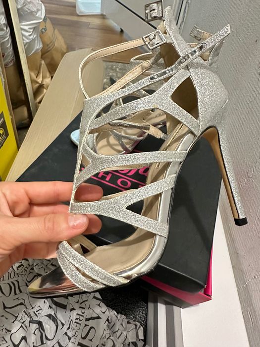 Сандали на висок ток