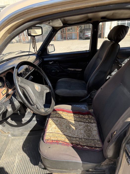 Volga mashinasi orta xolatta