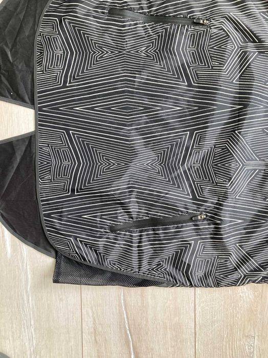 НОВО Ivy Park Reflective Print Showerproof женско елече елек размер S