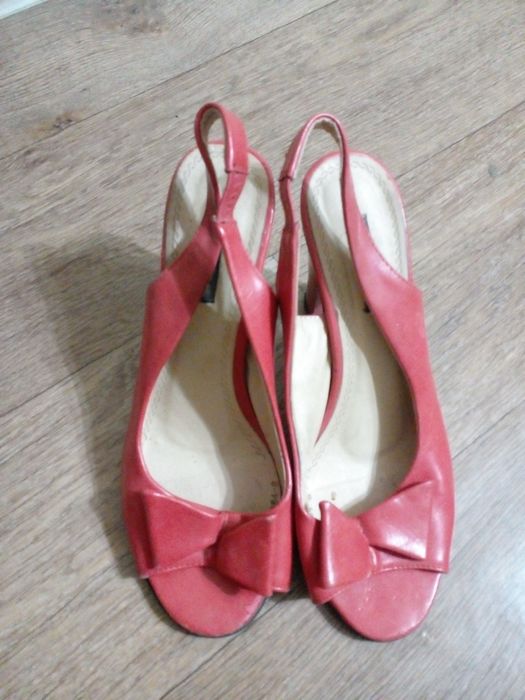 Каблук красный срочно