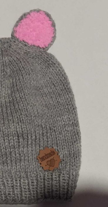 Безшевно ръчно плетена детска шапка с ушички 5€/бр или 2бр./9 €
