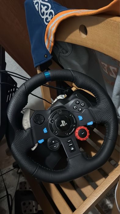 Игровой руль новый по играли 5 дней забросили лижит без дела