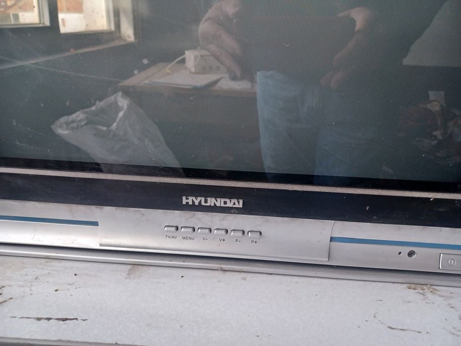 Два броя телевизори