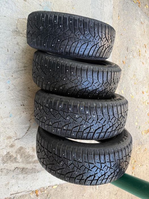Шины зимние с шипами в отличном состоянии. Bridgestone blizzak