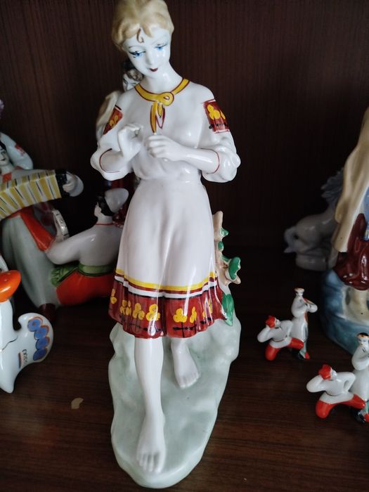 Фарфоровая статуэтка танцы