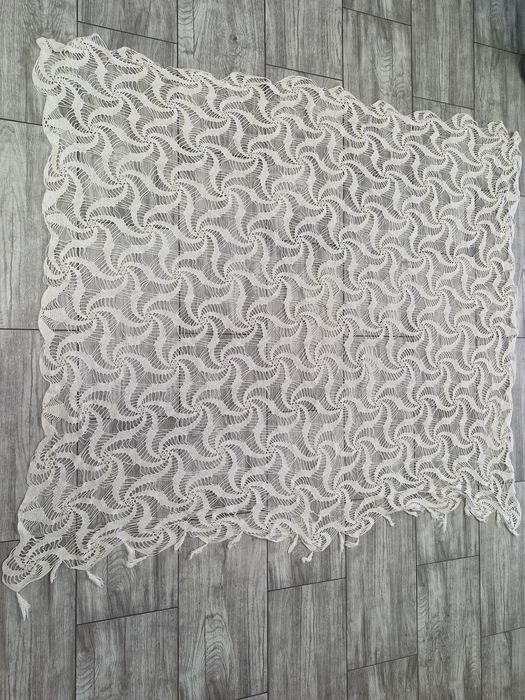 Fata de masa lucrata manual