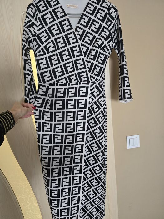 Дамска дълга рокля с цепка