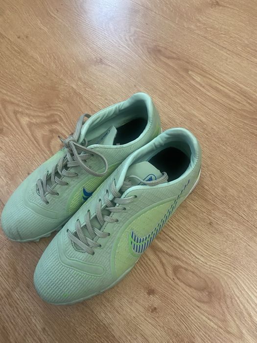 Продам кроссовки сороконожки