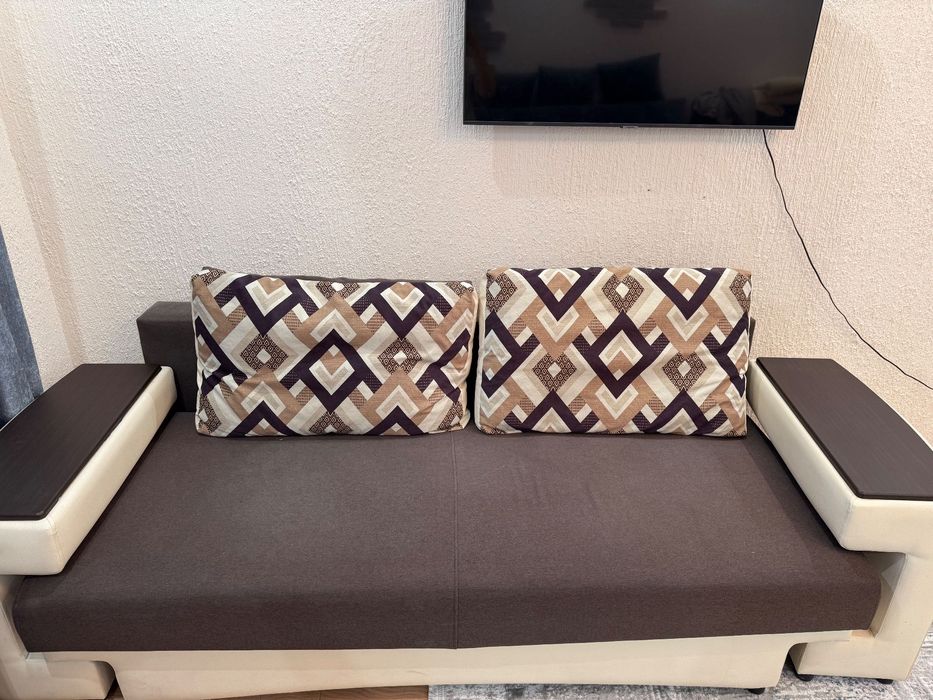 Диван коричневый