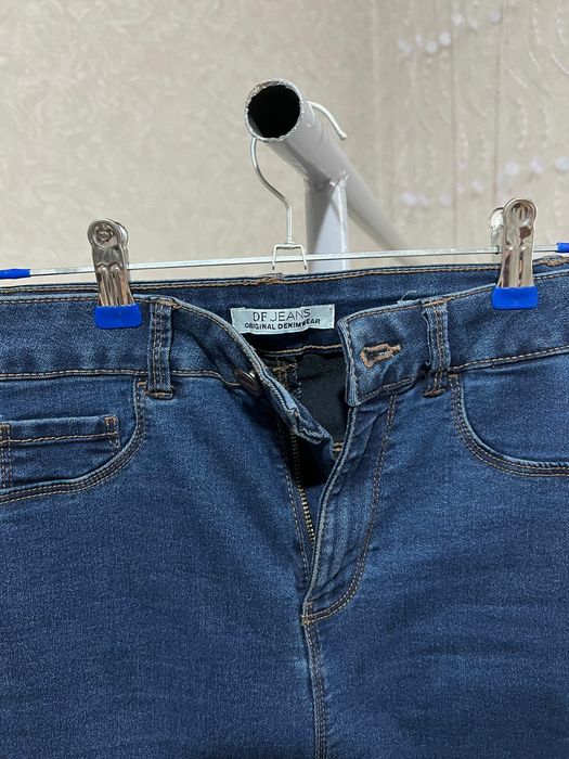 Джинсовые брюки.