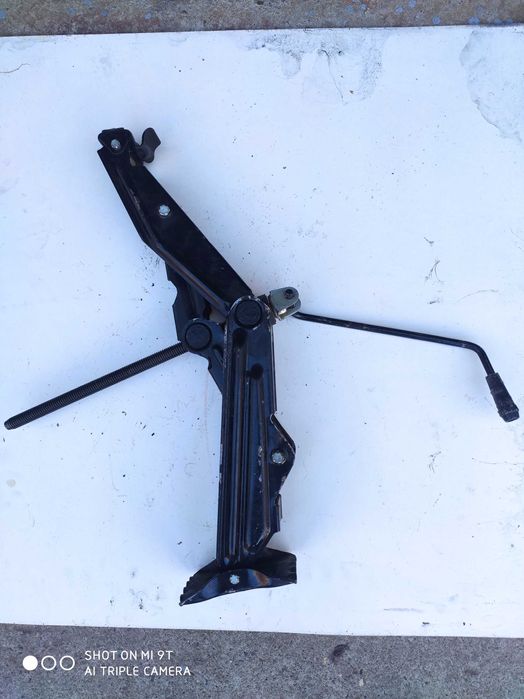 Домкрат автомобильный