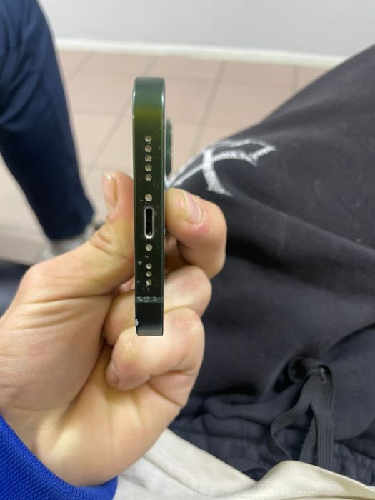 Продам айфон 13.