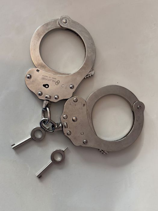 Комплект с Белезници