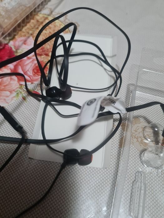 Casti cu fir JBL noi în cutie la 75 lei Timișoara