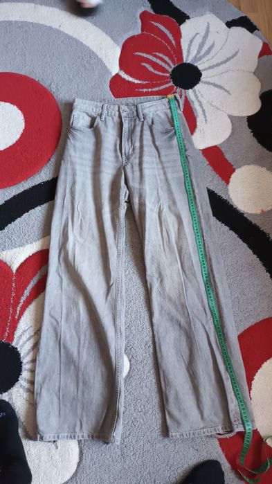 Vand pantaloni de blugi