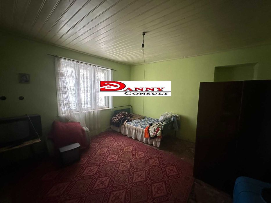 Двуетажна къща с двор и кладенец в с. Караисен