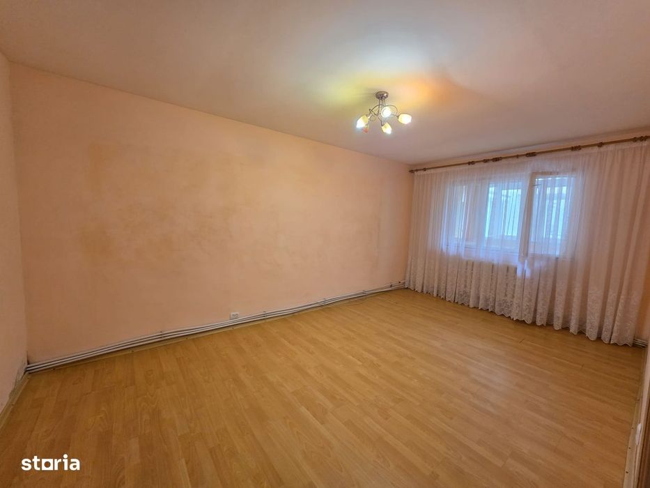 3 camere, decomandat, zona Favorit, parter cu balcon închis termopan