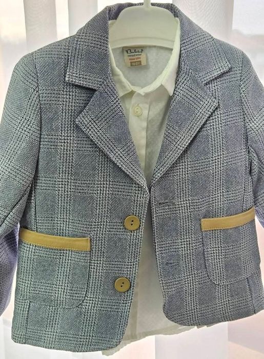 Костюм от три части + папийонка
50лв