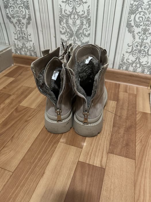 Стильные зимние ботинки ZARA
