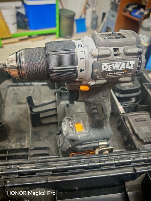 Акумулаторен винтоверт DeWALT ударен с 2 батерии и зарядно, 18 V, 1.7