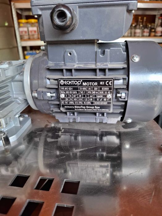 Oala motorizata cu mixer.