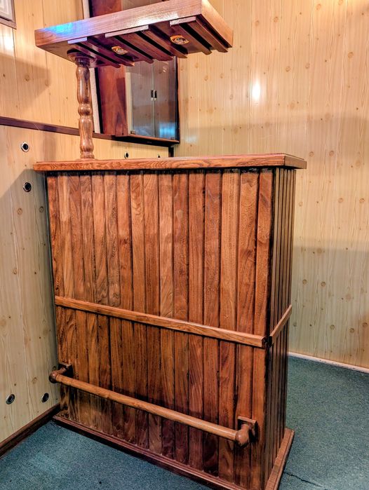 Барная стойка с держателем бокалов