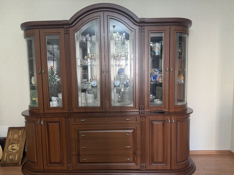 Продаю буфет в отличном состояние