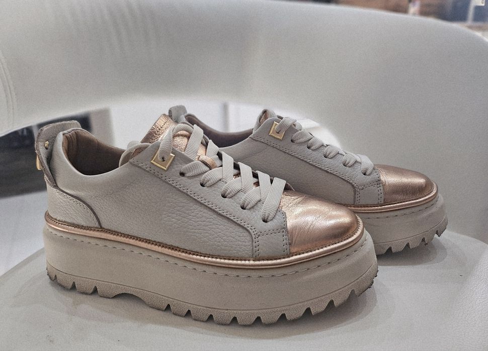 Сникърси, обувки