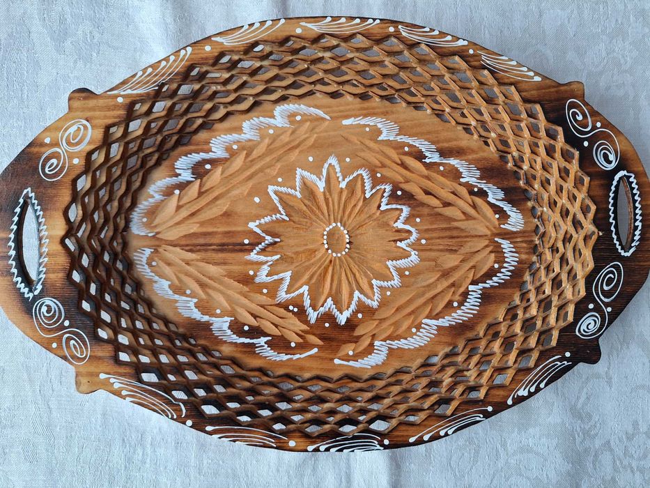 Tava decor confectionata din lemn traforat si pictat - veche