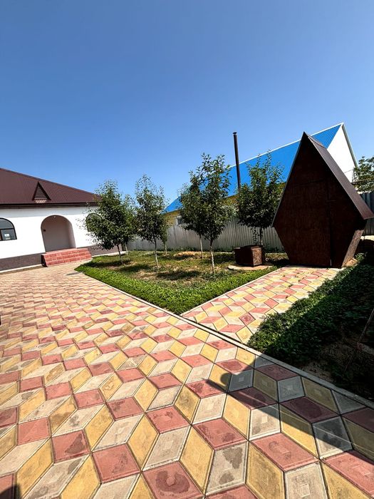 Үлкен жаңа үй сатылады