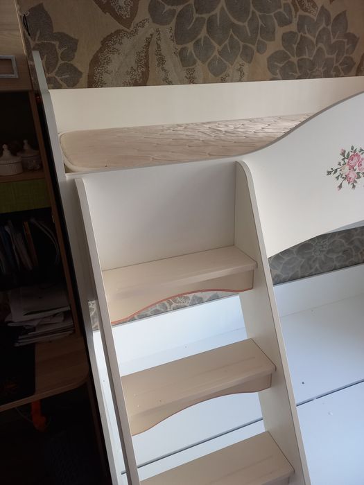 Двухярусная кровать