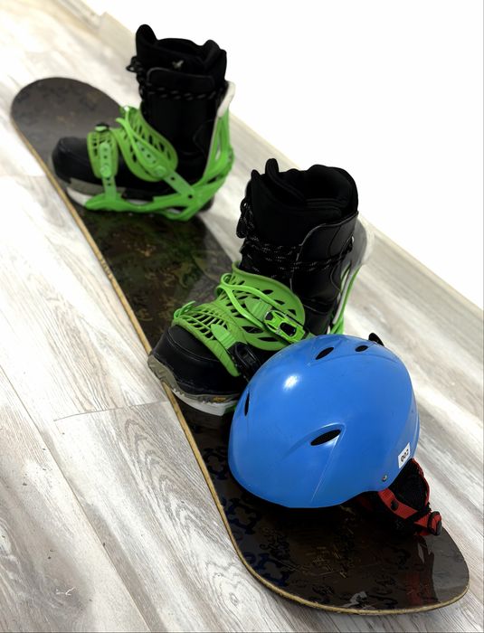 Продам сноуборд с креплениями и ботинками