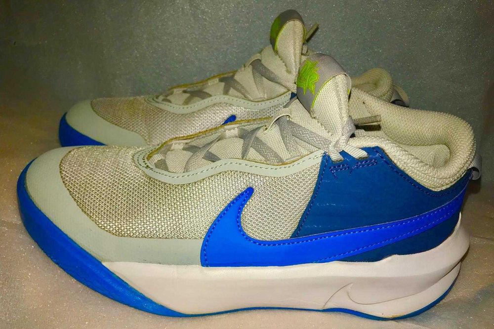 Nike, Pantofi cu insertii de piele Team Hustle D10, Gri, 38,5