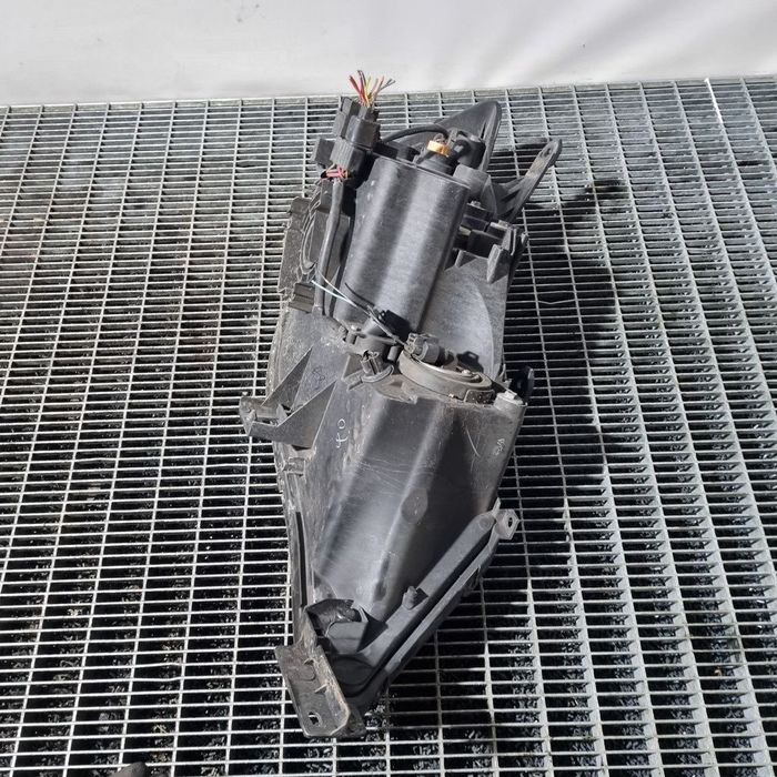 Far Stanga Mitsubishi Outlander 2009 - 2012 SUV 4 Usi (1411) Cu lupă