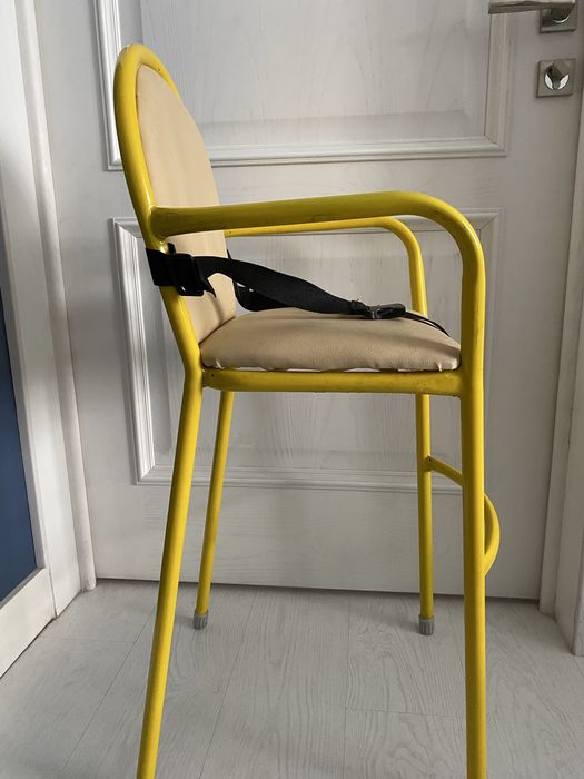 Детский стульчик. За общим столом.