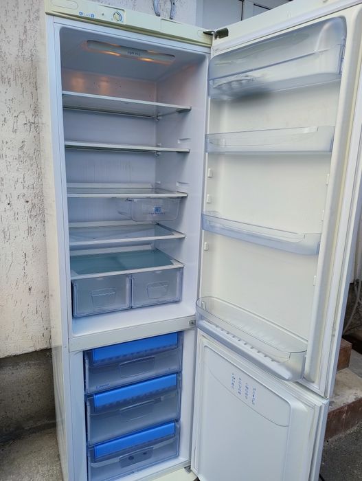 Vând frigider, combina frigorifica Indesit