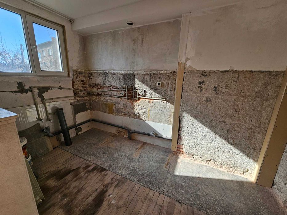 3-етажна къща с басейн и голям двор в квартал Каменица