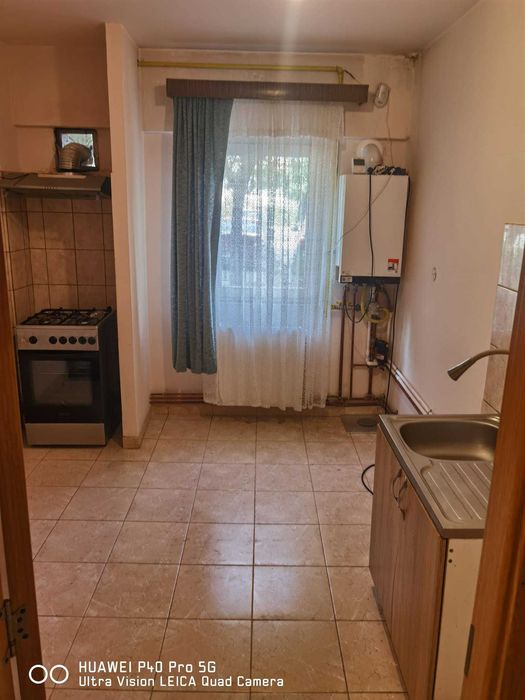 Vand urgent apartament cu centrala pe gaz, decomandat, parter, zona Spitalul Judetean.