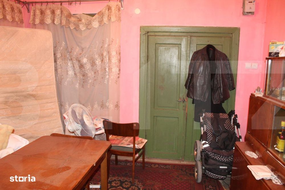 Casa traditionala cu curte generoasa, in centrul localitatii Valcele