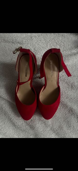 Pantofi rosii cu toc
