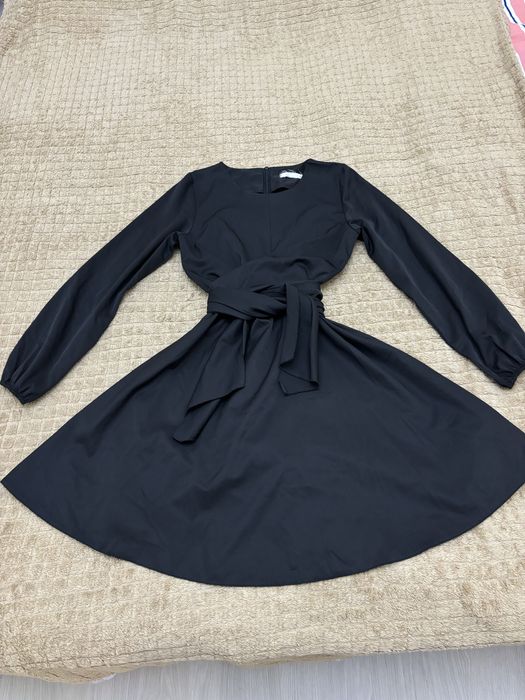 Черное платье выше колен