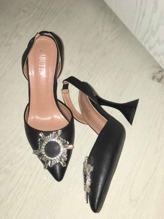 Продаю туфли на каблуках. Каблук туфли сотилади