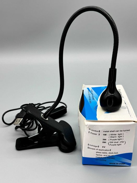 Малка LED настолна лампа с щипка, гъвкаво рамо и USB захранване