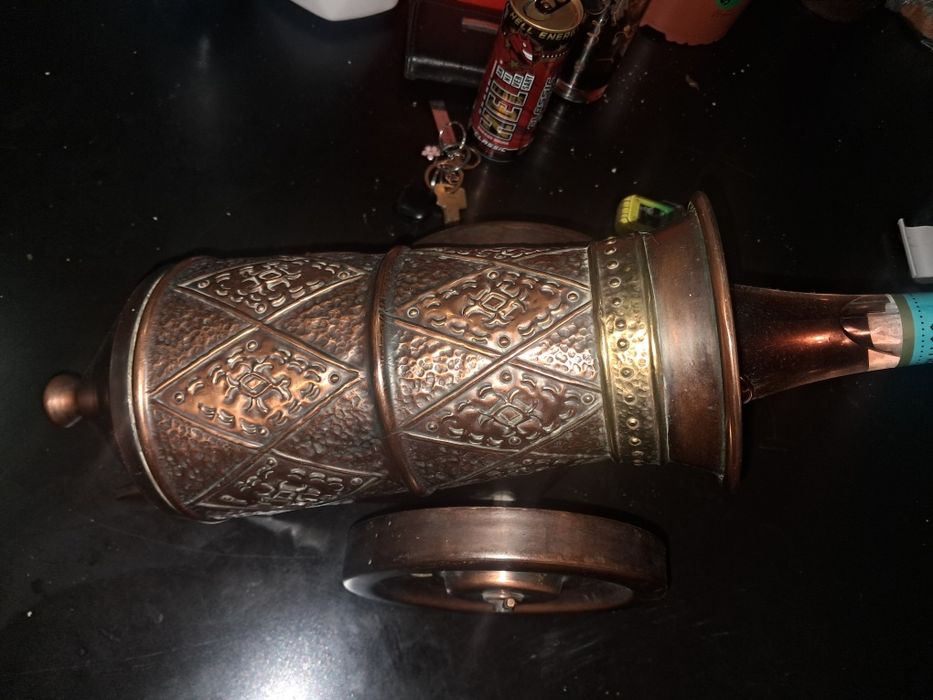 Suport decorativ pentru sticlă de vin, în formă de tun – cupru roșu, lucrat manual