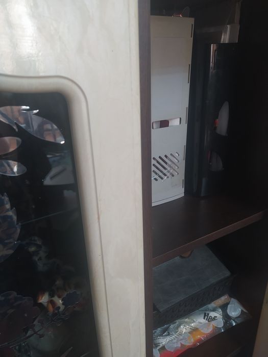 Туалетный столик с зеркалом. Шкаф-буфет.